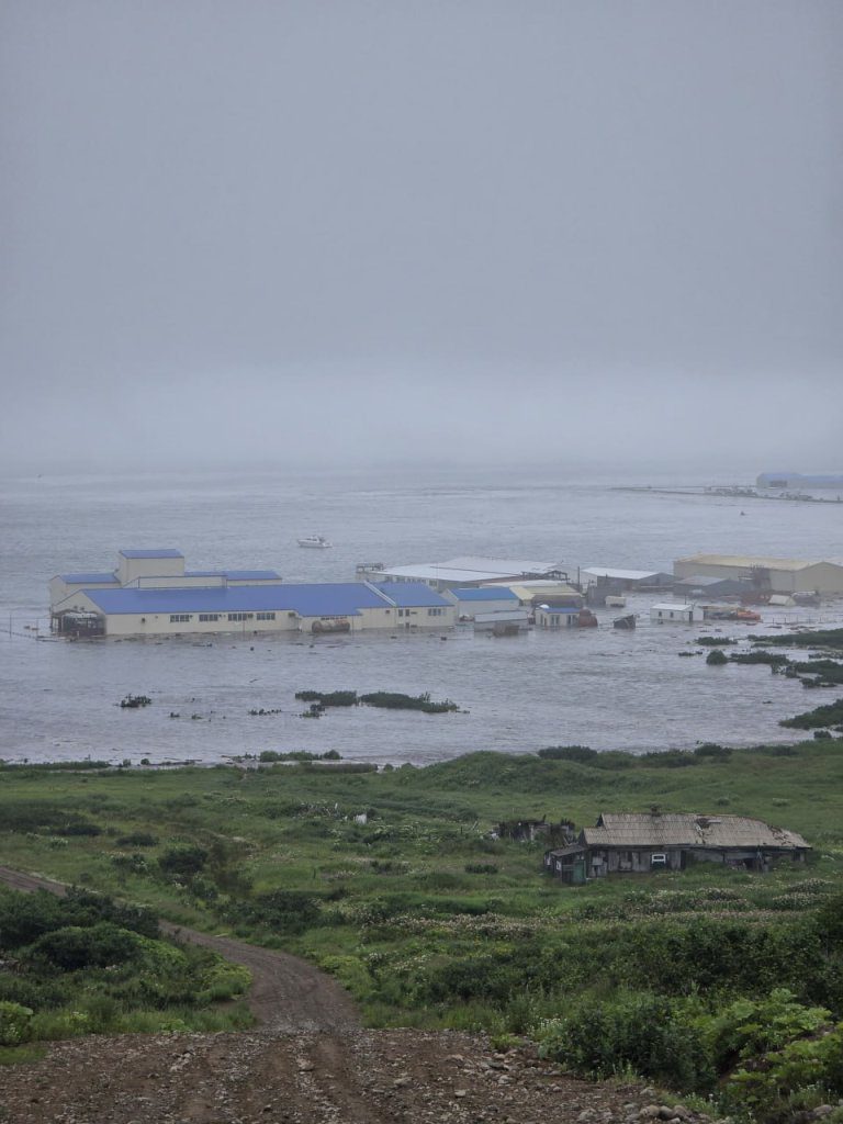 影/俄8.7強震引發海嘯 千島列島北部工廠遭淹 高台避難成功避災