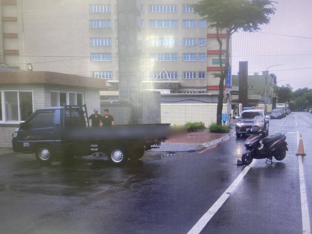 左轉小貨車與直行機車碰撞 騎士受傷送醫 左轉小貨車與直行機車碰撞 騎士受傷送醫