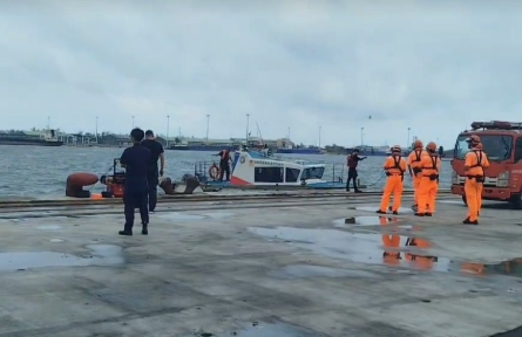 高雄港墜海車輛打撈起底朝上 疑似男屍尋獲。 高雄港墜海車輛打撈起底朝上 疑似男屍尋獲。