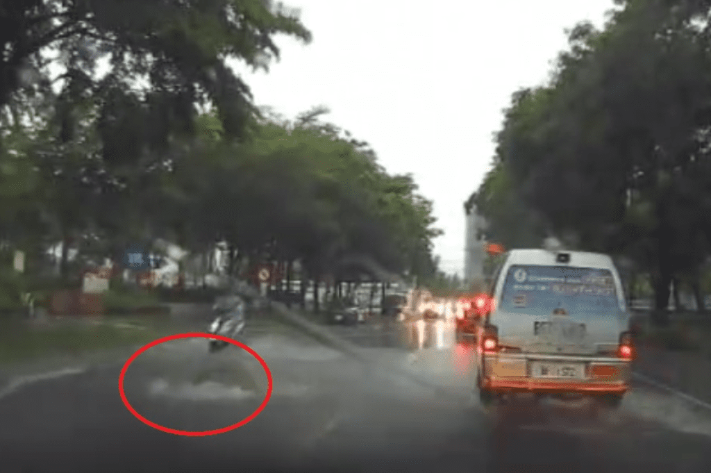 台中暴雨洪水沖開人孔蓋! 警合力扛回原處 台中暴雨洪水沖開人孔蓋! 警合力扛回原處