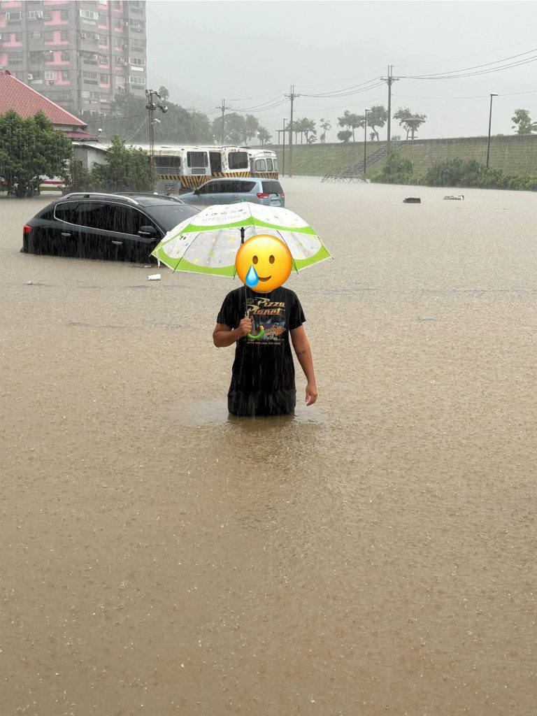 南投一級淹水警戒!東山路成河、駕訓班遭淹 多部汽機車險滅頂 南投一級淹水警戒!東山路成河、駕訓班遭淹 多部汽機車險滅頂