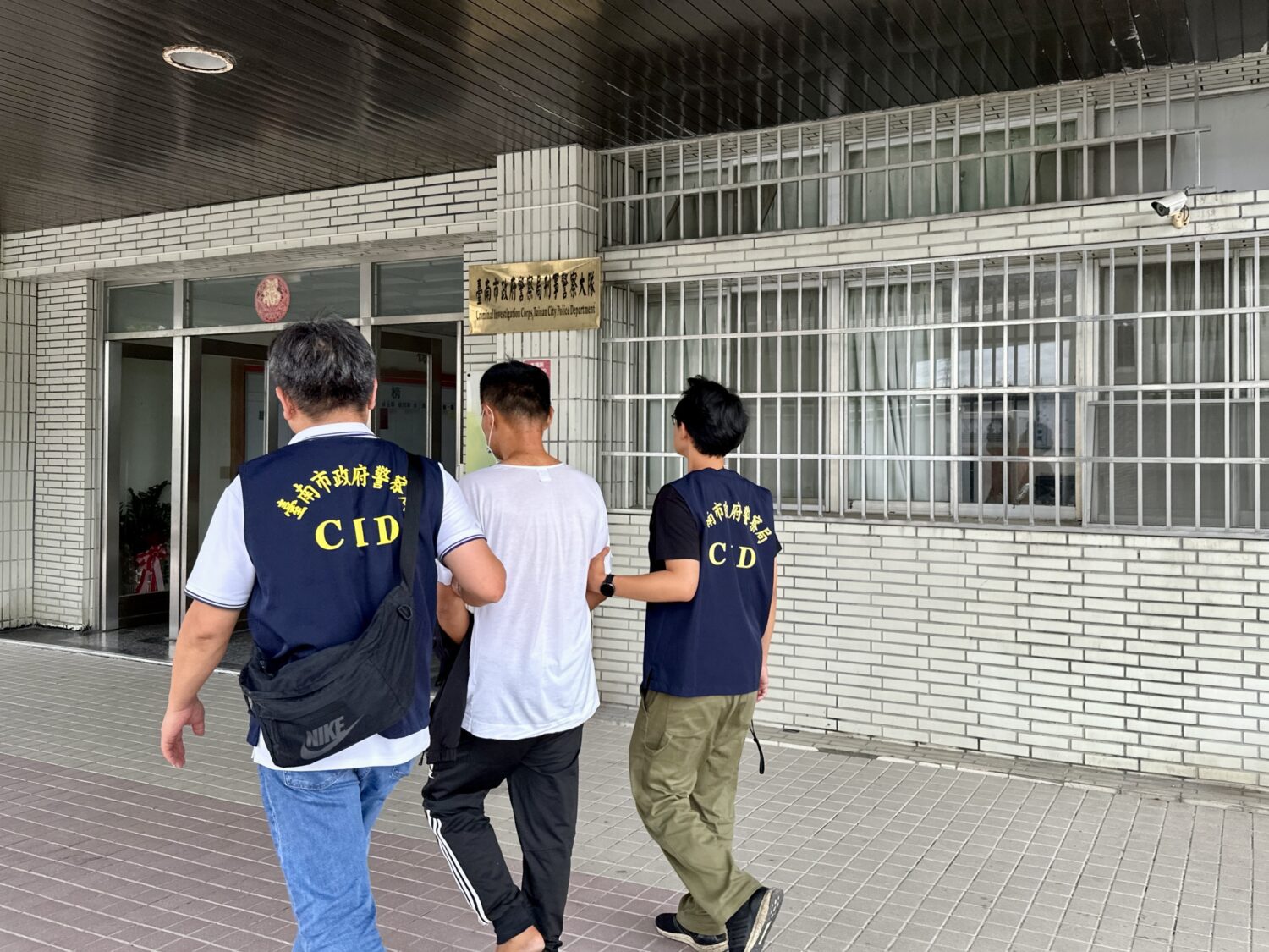 南市刑大拂曉突襲行動 溯源緝獲持槍毒販 南市刑大拂曉突襲行動 溯源緝獲持槍毒販