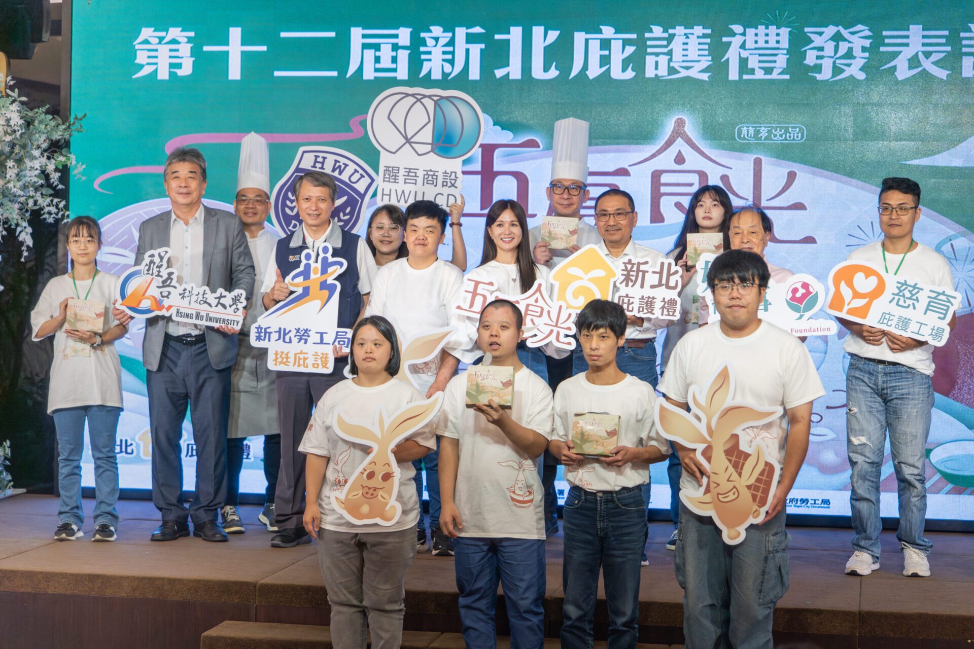 醒吾聽障生手繪出溫度傳遞「五厚‧食光」 侯友宜盛讚庇護禮盒有幸福感 醒吾聽障生手繪出溫度傳遞「五厚‧食光」 侯友宜盛讚庇護禮盒有幸福感