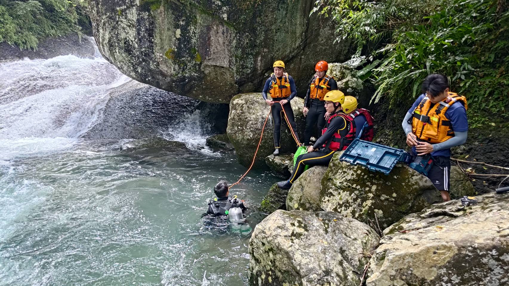 桃消復興分隊攜手義消 宇內溪深潭秘境辦理潛水訓練