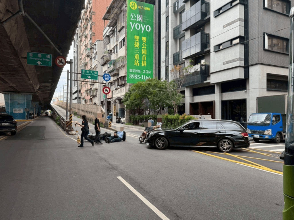 影／遭74歲輪椅翁開賓士撞！騎士不滿被情勒「哭慘沒錢不出險」　喊話：他的態度無法接受