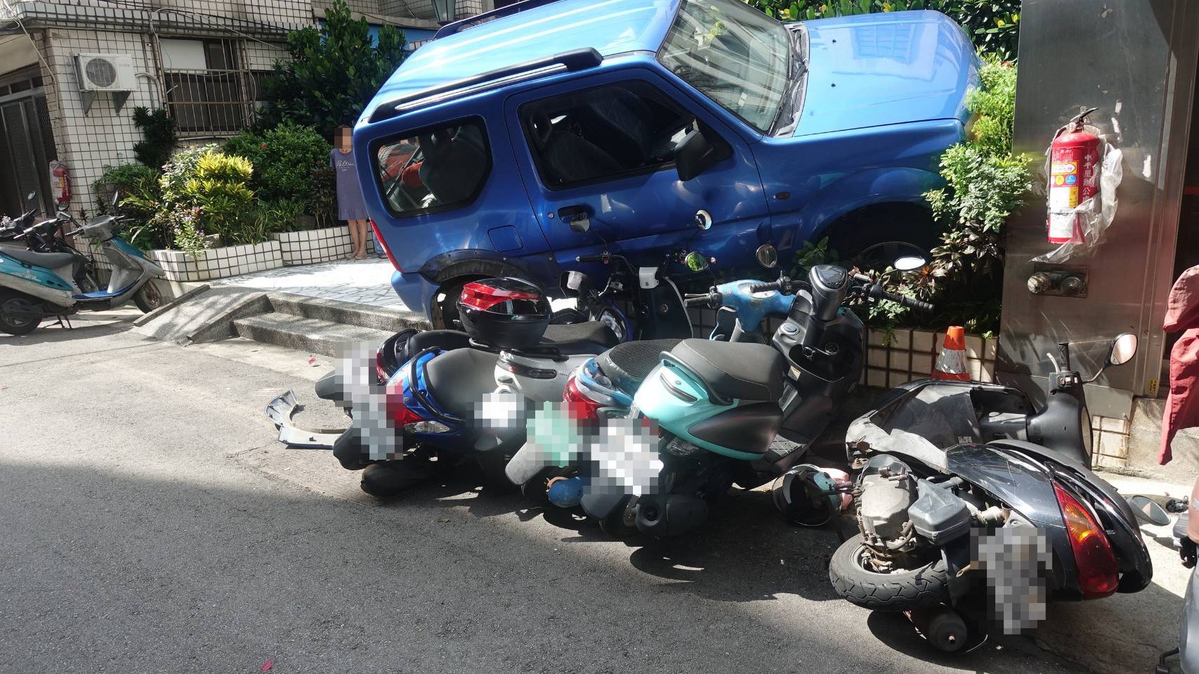 桃園72歲婦開出停車場失控暴衝 連撞人行道8輛機車