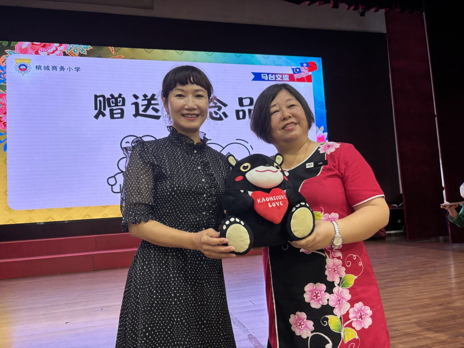 高市客家兒童合唱團赴馬見學交流，二國學童合唱共譜友誼樂章！