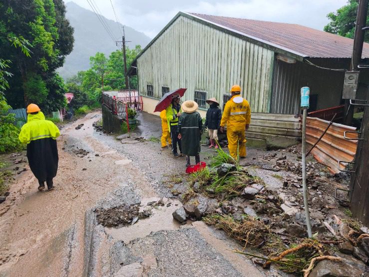桃源消防隊急救援！協助陷泥流工程車脫困