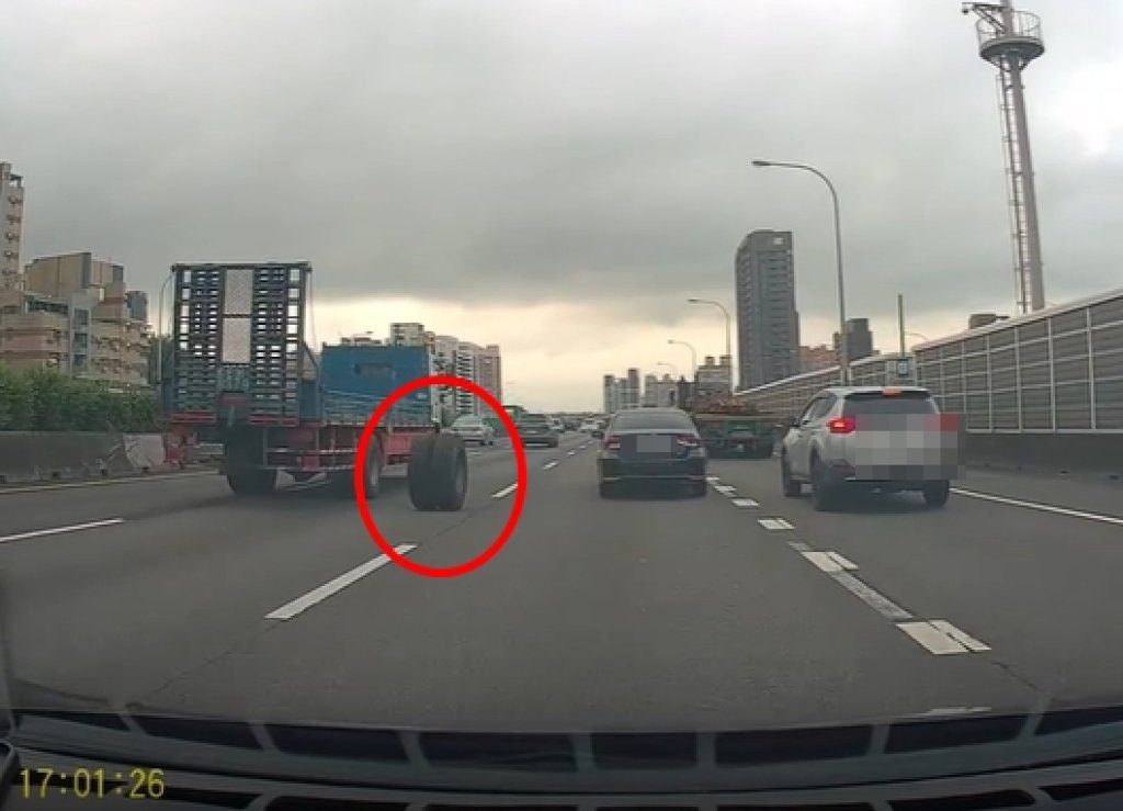 國道驚見聯結車輪胎脫落未通報　網友直呼「國道像驚喜包嗎？」