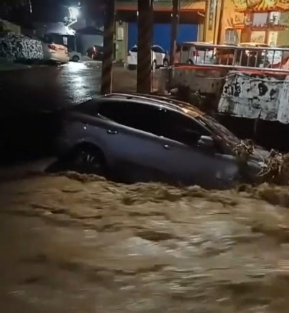 彰化排水溝秒變河流！香山里兩車遭暴雨沖走　居民驚呼：要有勇氣才敢停！