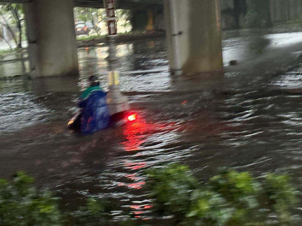 台中一夜豪雨大里環河路五光派出所前成小河 網友抱怨：遇雨就積水