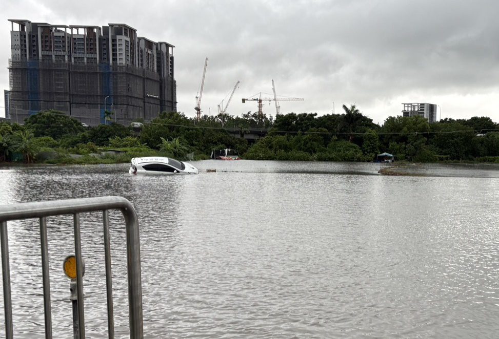 大雨傾盆稻田積水過高 駕駛開入田中動彈不得 大雨傾盆稻田積水過高 駕駛開入田中動彈不得
