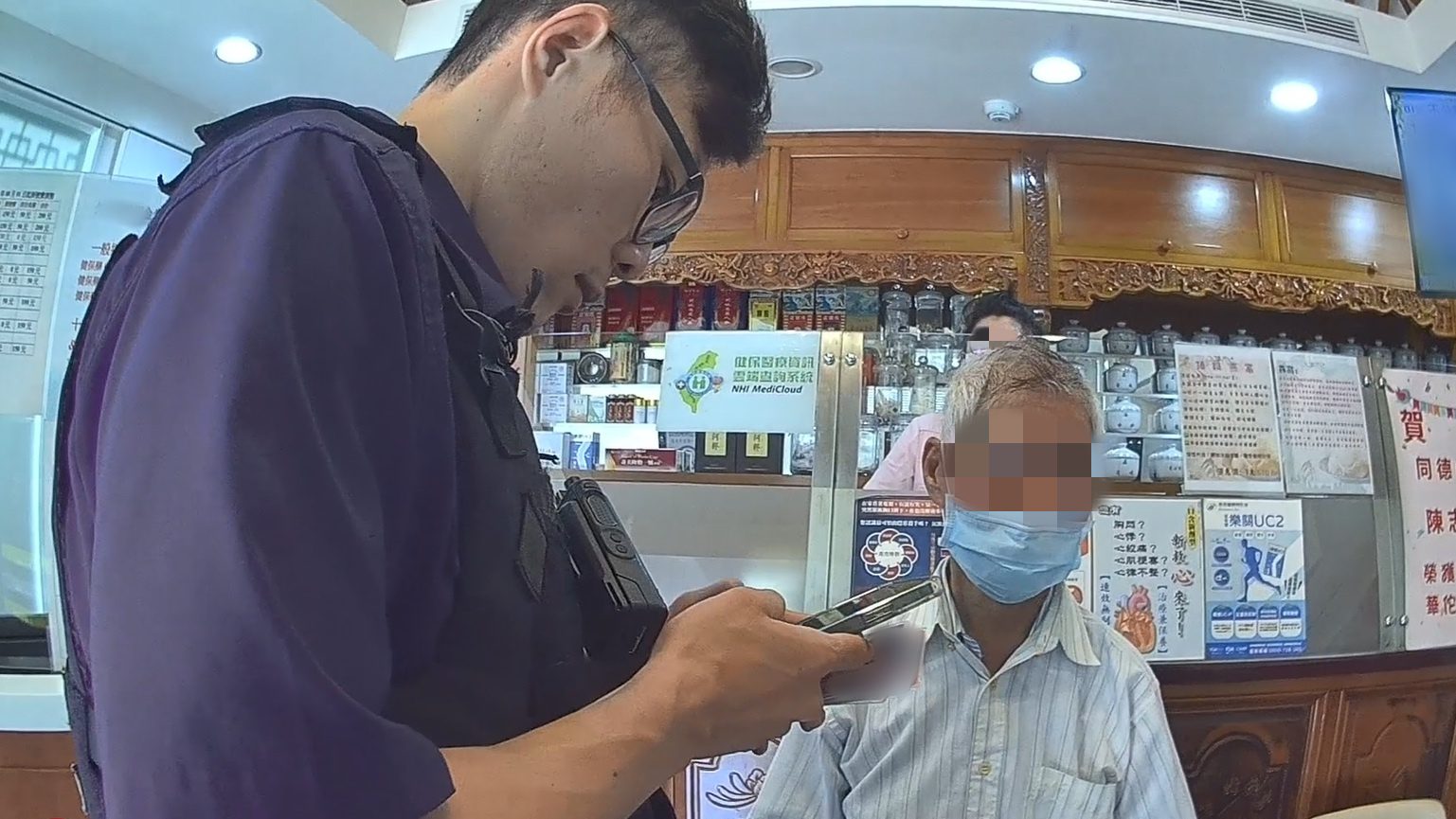 想回家卻走進中醫診所?壢警護送失智老翁返家 想回家卻走進中醫診所?壢警護送失智老翁返家