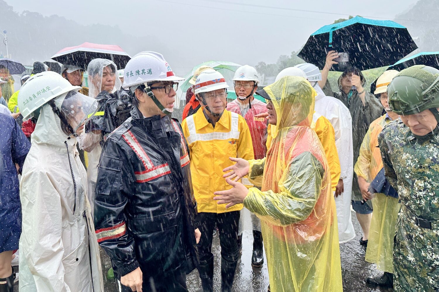 西南氣流豪大雨不斷 高市府設六龜寶來前進指揮所 陳其邁勘災指示全力確保民眾生命財產安全 西南氣流豪大雨不斷 高市府設六龜寶來前進指揮所 陳其邁勘災指示全力確保民眾生命財產安全