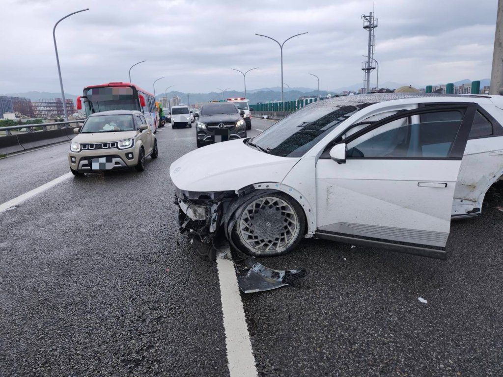 台中台74線北屯段中午車禍！ 兩車碰撞一車撞上分隔島　駕駛受傷送醫