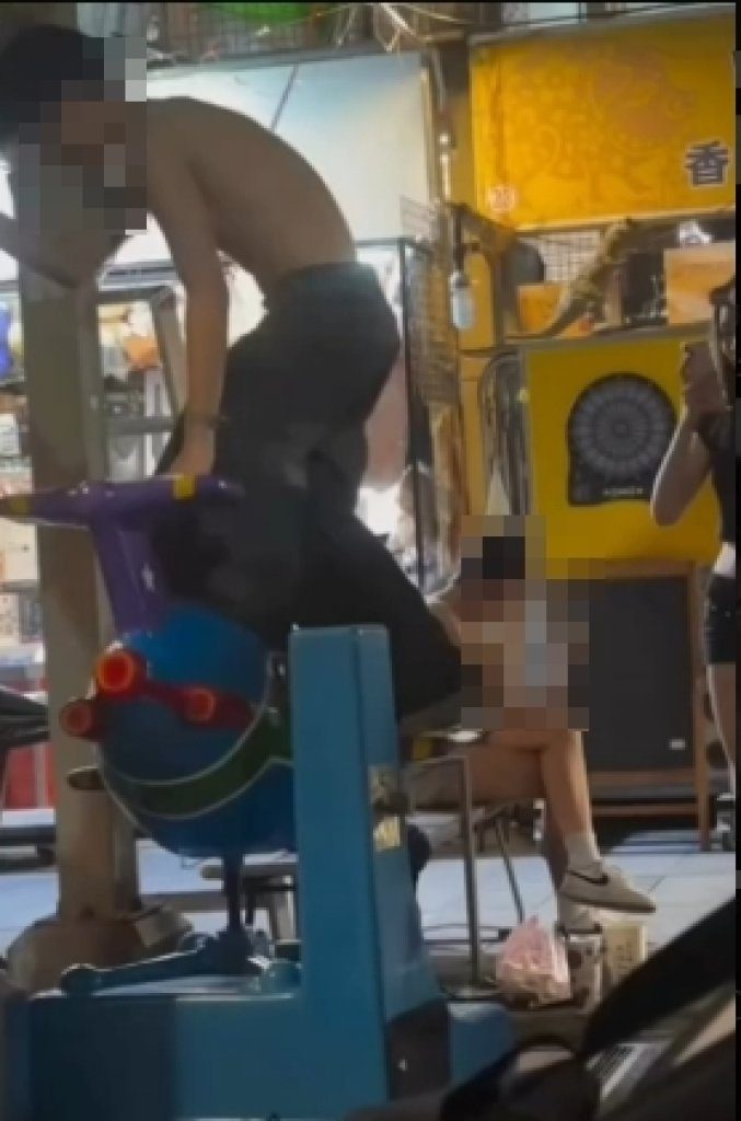 惡搞電動馬車還自PO！赤膊男踩壞投幣遊具挨轟