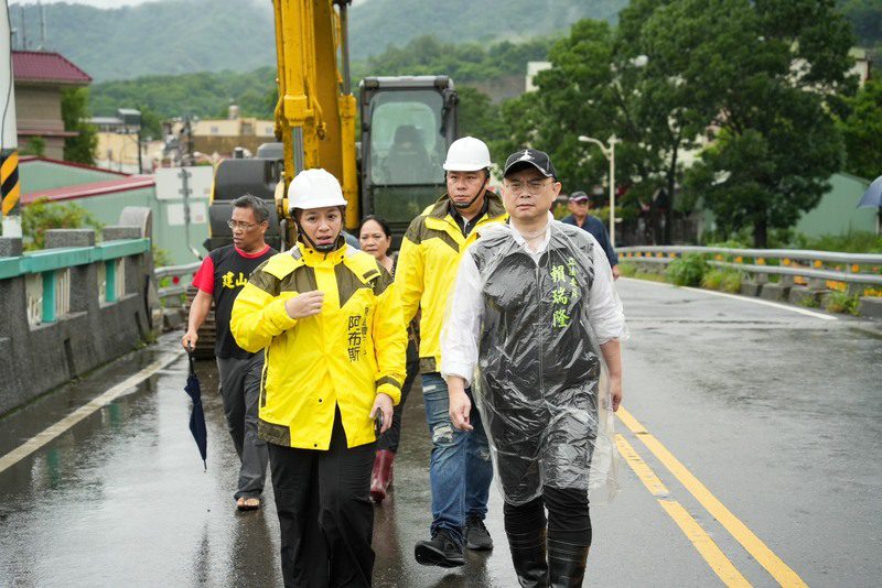 豪雨強襲高雄山區 賴瑞隆前往六龜多點勘災 籲中央地方加速交通搶修及溪流治理 豪雨強襲高雄山區 賴瑞隆前往六龜多點勘災 籲中央地方加速交通搶修及溪流治理