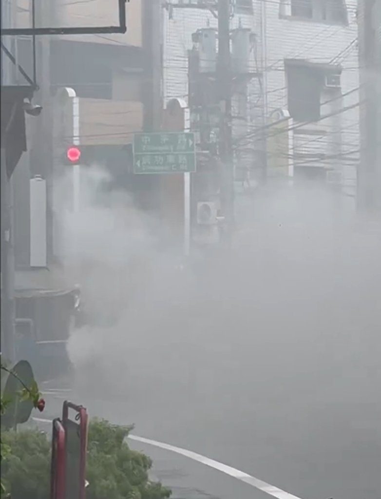 太平中平路驚見轎車狂冒白煙　駕駛急逃報案！警方初判：疑電瓶悶燒