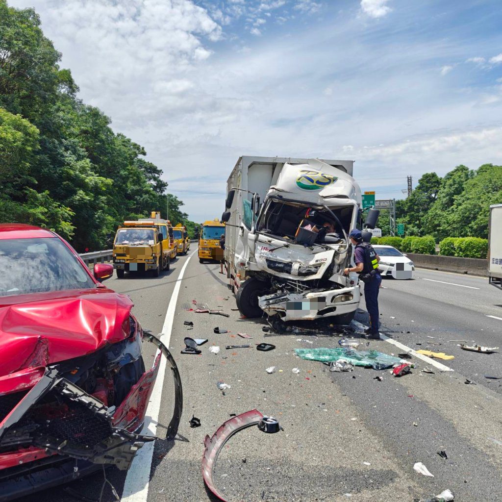 國道3號土城段三車連撞釀3傷 警方:未保持安全距離是主因 國道3號土城段三車連撞釀3傷 警方:未保持安全距離是主因