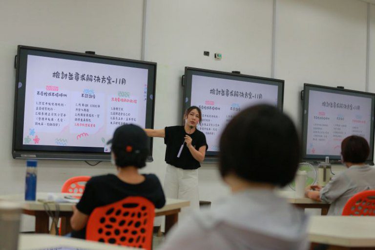 竹市「班班有大屏」展成果！　代理市長邱臣遠：邁向「校校有智慧教室」 開啟數位學習新紀元