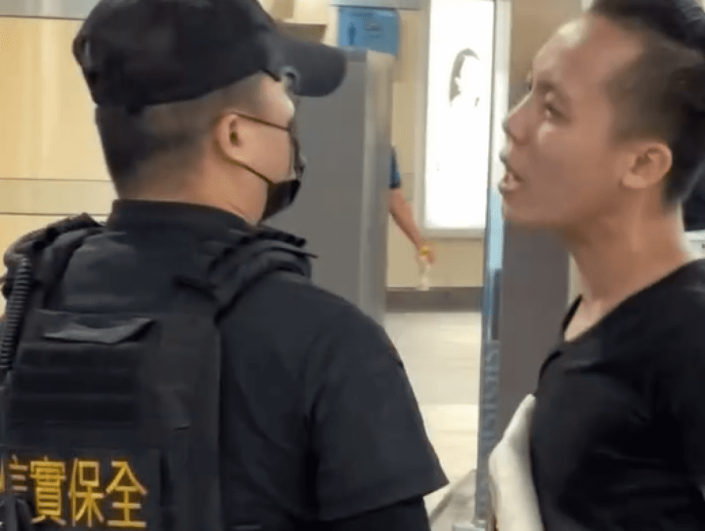 影／男大鬧西門捷運站！疑坐地板擋道遭勸離　不滿推擠保全嗆5字經