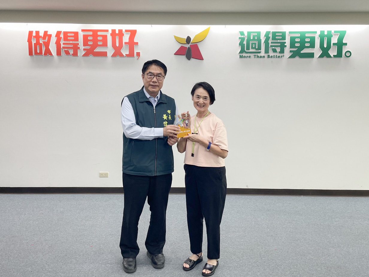 黃偉哲表揚防詐大使譚艾珍及南市刑大查獲非法槍彈有功 黃偉哲表揚防詐大使譚艾珍及南市刑大查獲非法槍彈有功