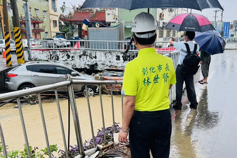 彰化豪雨連襲引發土石流、樹倒、邊坡坍塌　林世賢冒雨勘災緊急調度搶修