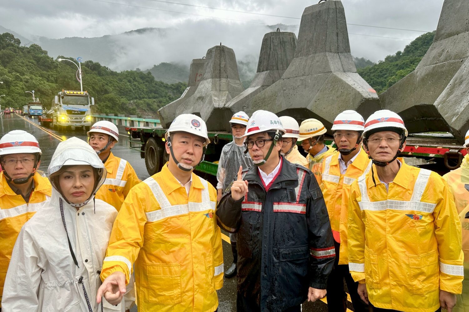 陳其邁市長與交通部長陳世凱一同視察台20線 全力搶通道路 陳其邁市長與交通部長陳世凱一同視察台20線 全力搶通道路