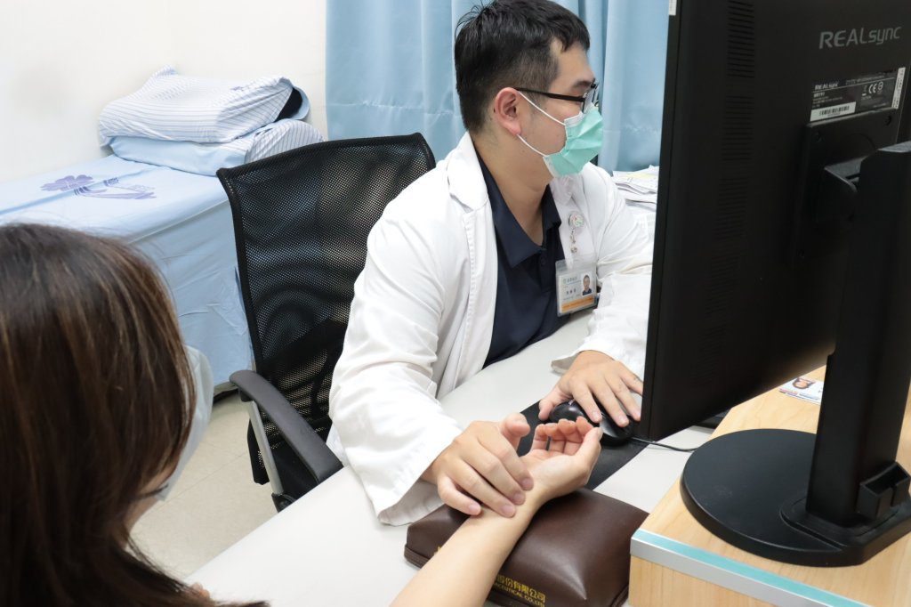 包飯糰包到罹患腕隧道症候群  部彰中醫師以針灸4穴位解麻痛