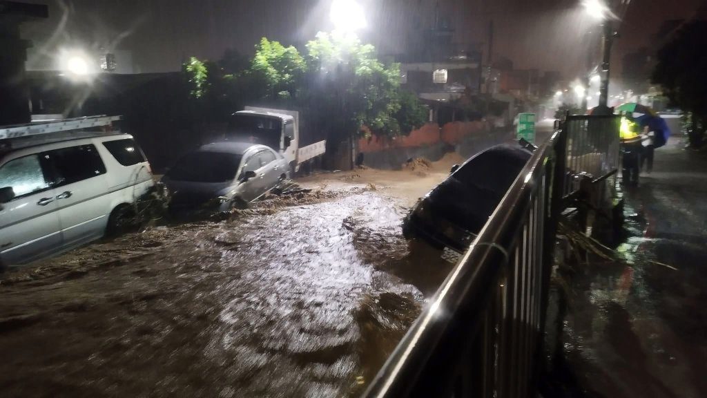 豪雨釀災 林世賢市長冒雨勘災並指揮相關課室搶救