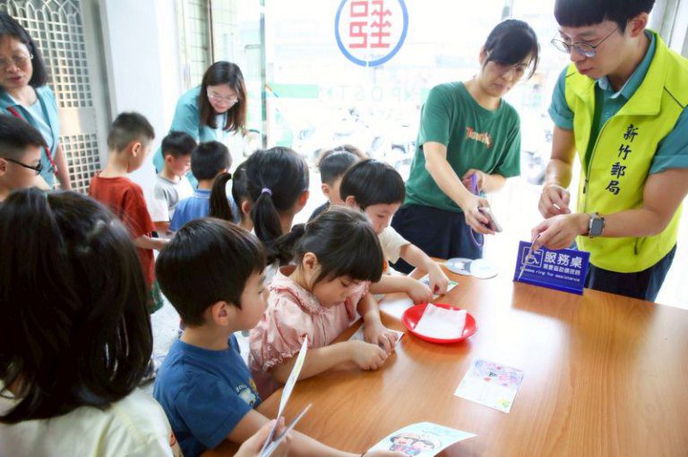 新竹郵局攜手小博士幼兒園　歡慶父親節明信片活動熱鬧登場