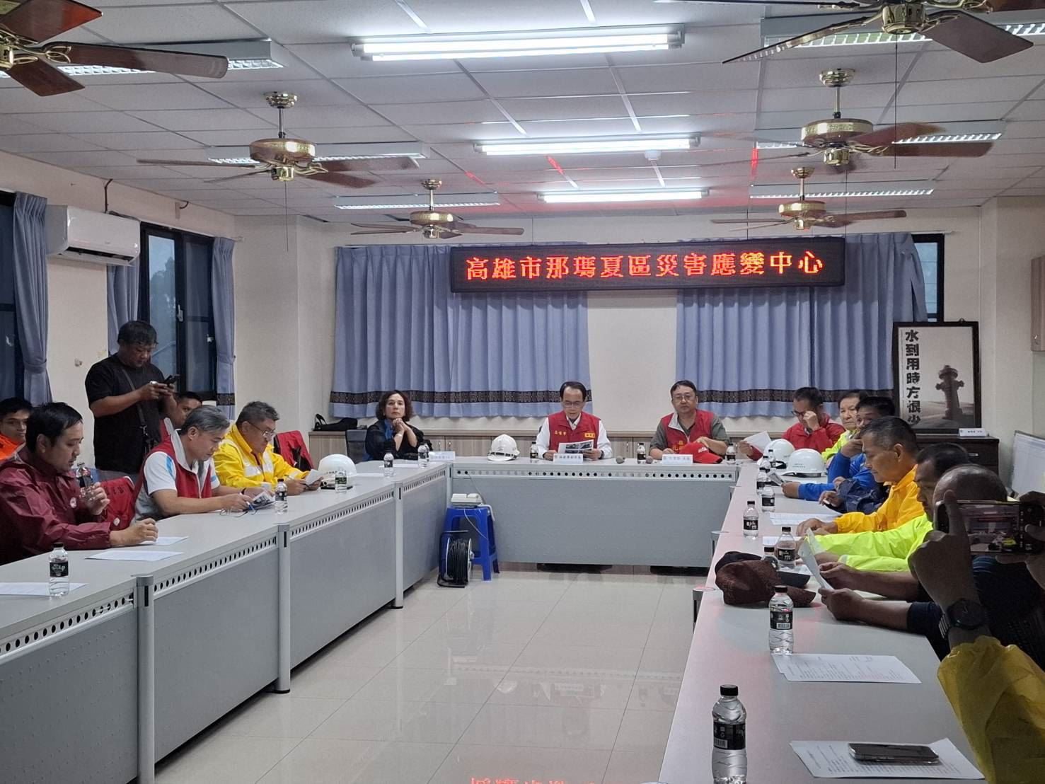 高雄那瑪夏暴雨坍方斷路　林欽榮深入災區慰問撤離居民