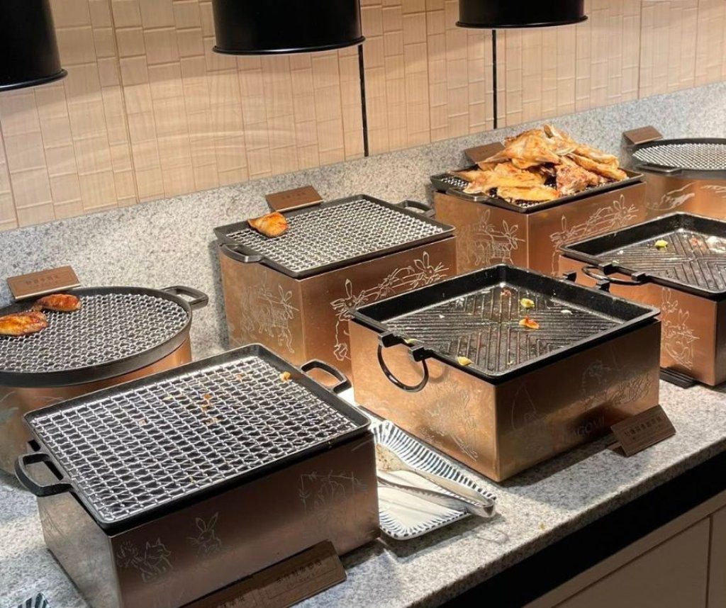 2000元吃到飽卻「空空空」？網友怒批補菜慢：怕人吃就別開吃到飽！