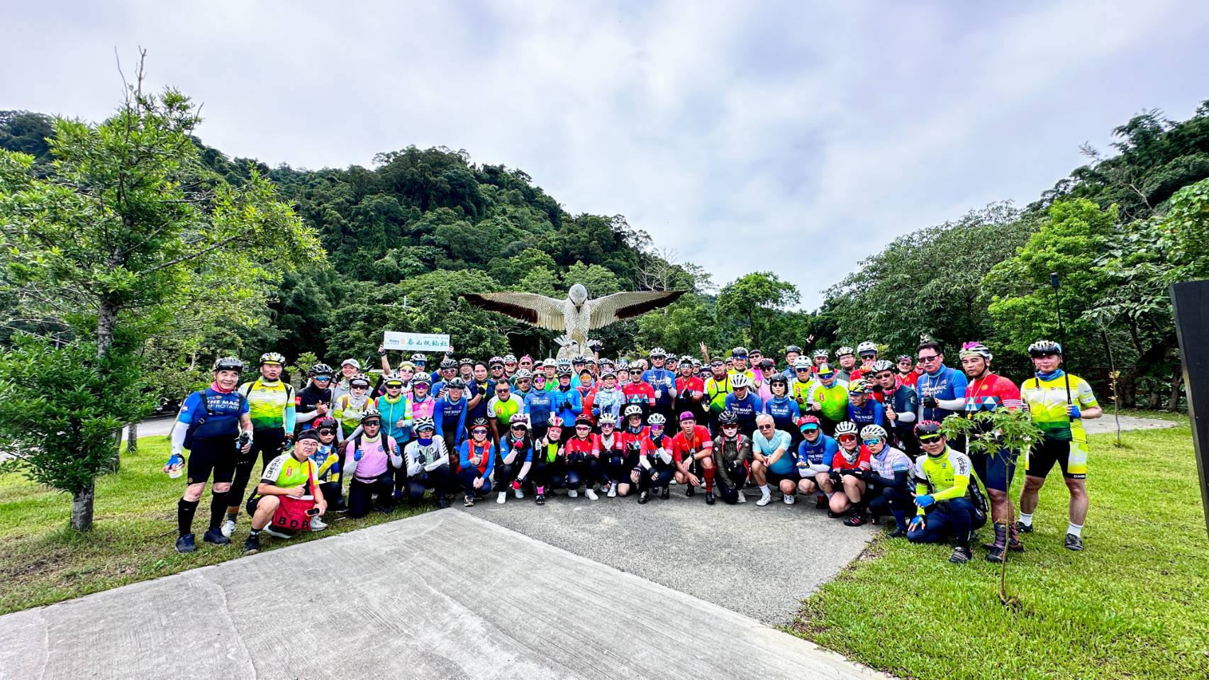 國際扶輪3490地區舉行「根除小兒麻痺暨公益單車環島」第一次團練,逾百位單車勇士迎著晨光、熱血集結完成這次的團練活動。