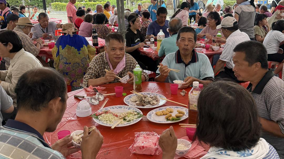 活動並備有象徵豐收的「割稻飯」,讓參與者齊聚田埂邊品嚐熱騰騰、香氣撲鼻的青臊佳餚,米香、笑聲與土地的情感緊緊相繫。