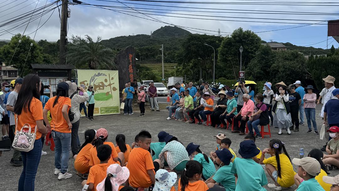 「作伙來割稻」活動,在割稻前,由許佑榮耆老帶領大家一起敬天祝禱,感謝天地保佑活動平安順利。