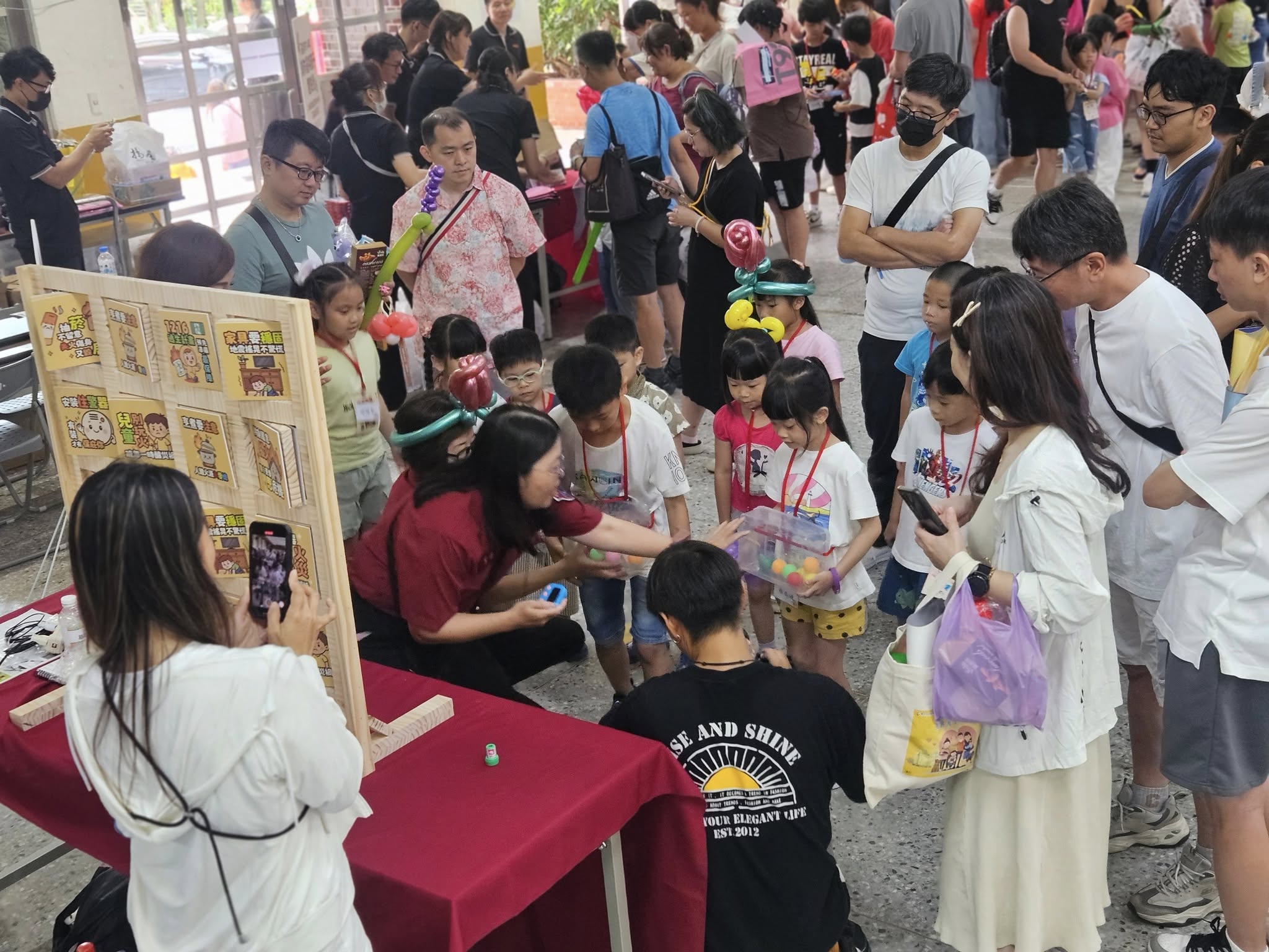 每項精心設計的防災關卡都吸引家長與學童一起闖關,這是「防災知識翻一翻」藉由翻牌配對遊戲,加深各類防災觀念記憶。