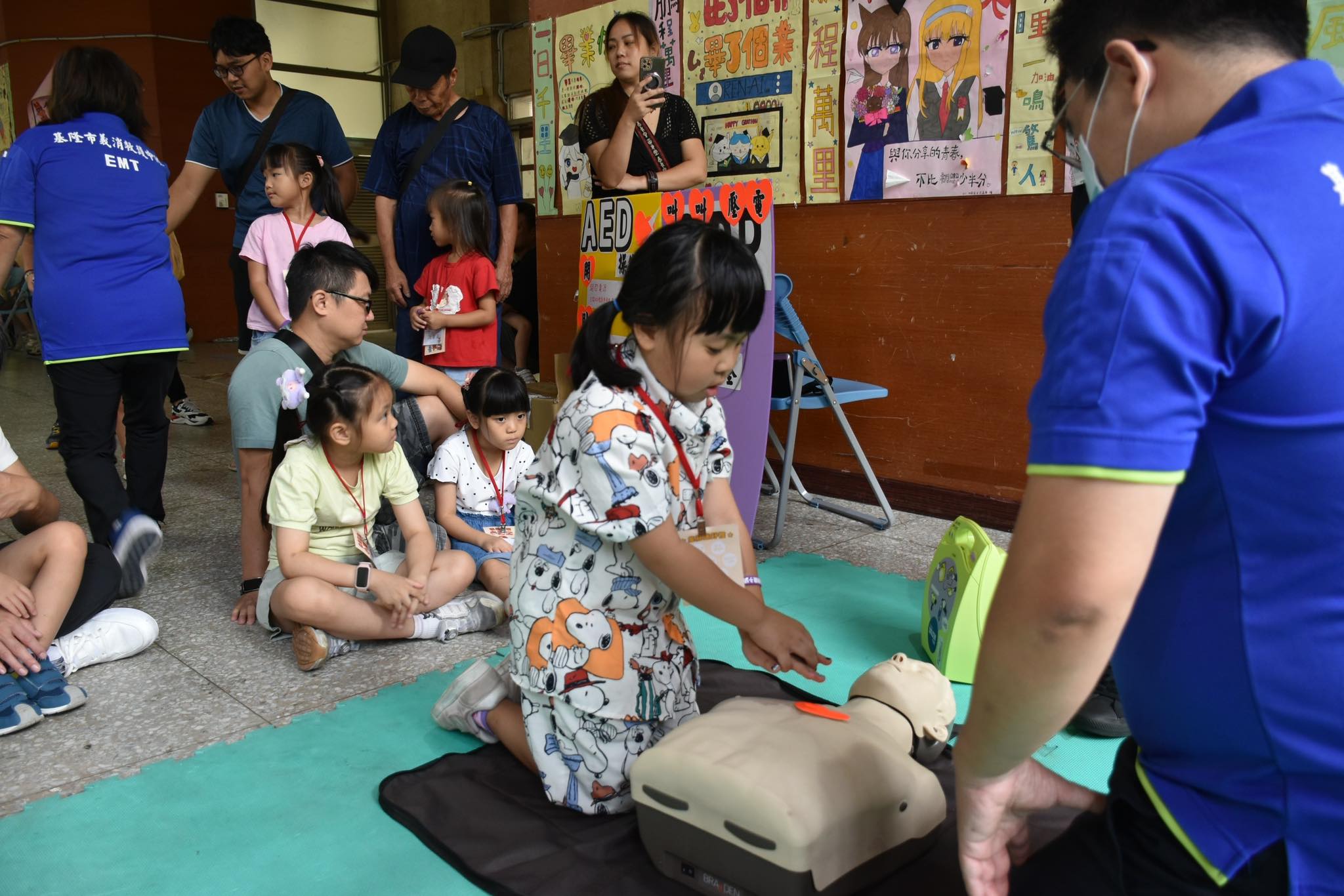 「救護小幫手」讓學童瞭解基本急救與CPR觀念入門,培養救人應變能力。學童正在進行CPR體驗。