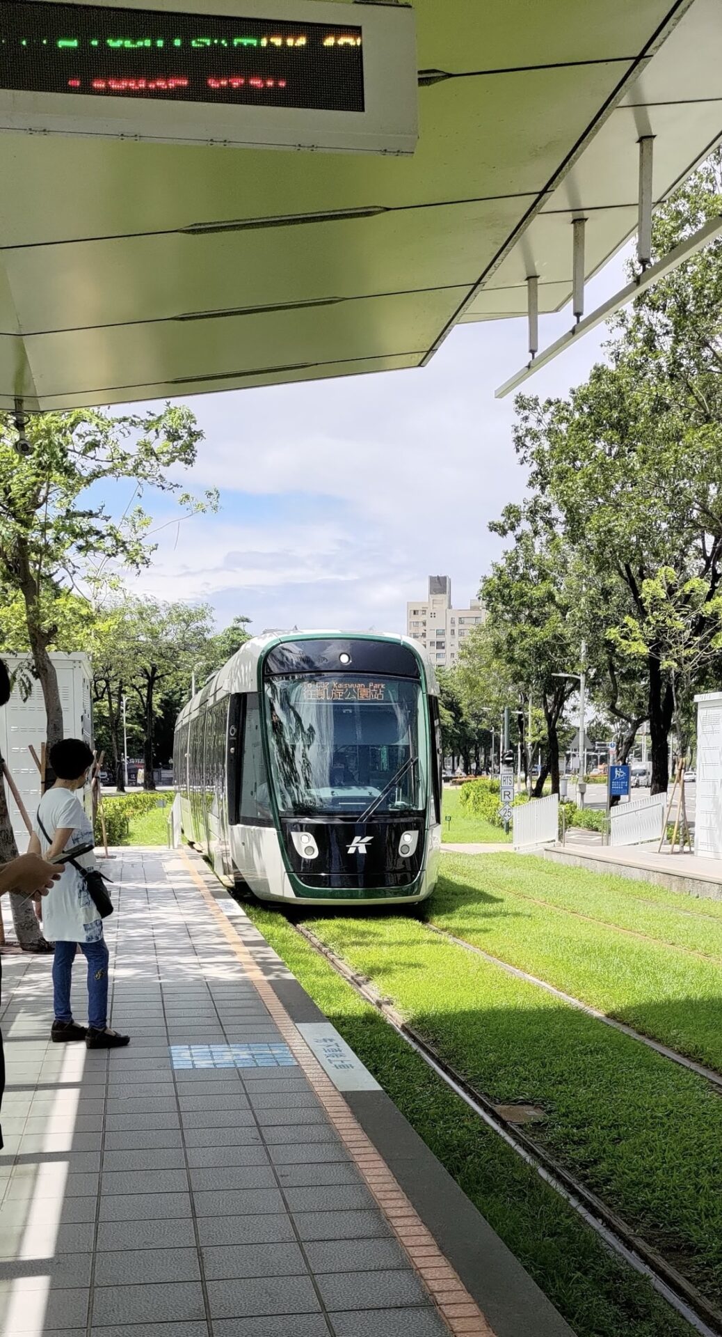 高雄輕軌延長營運時間　 提供市民更便利的交通服務
