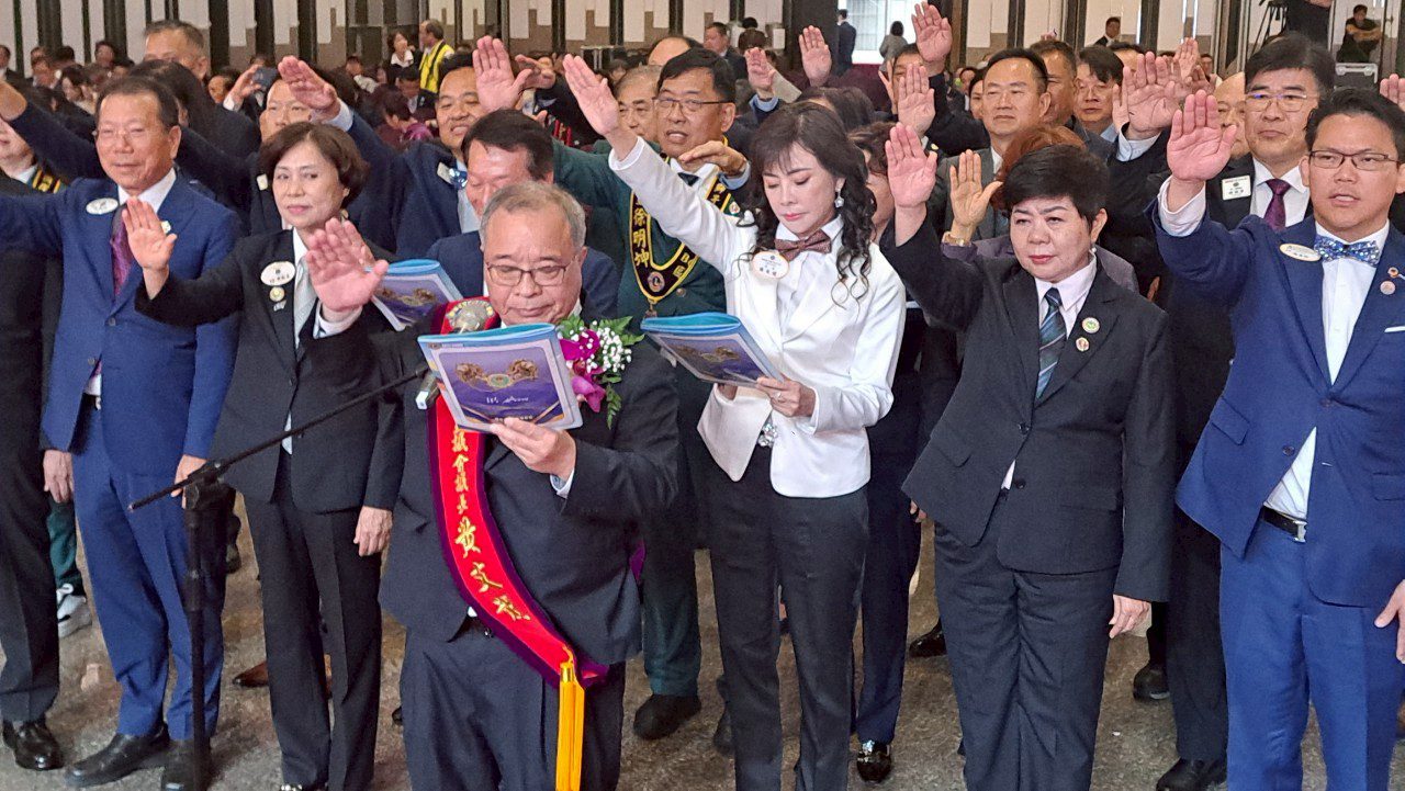 國際獅子會300B複合區2025-2026年度第三屆總監議會議長交接 典禮，由第三屆議長黃文龍(前一)率領團隊成員宣誓就職。