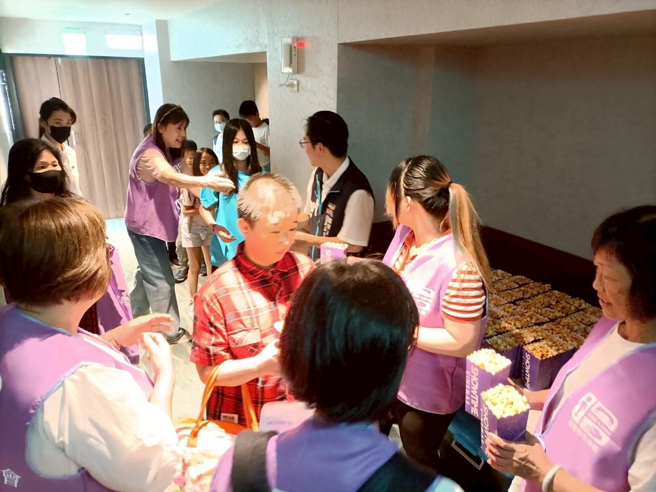 社團法人基隆市生命線舉辦公益親子電影欣賞活動，許多家長陪著孩子到場觀賞，主辦單位貼心的在進場前，提供爆米花及飲料給家長和孩童。 