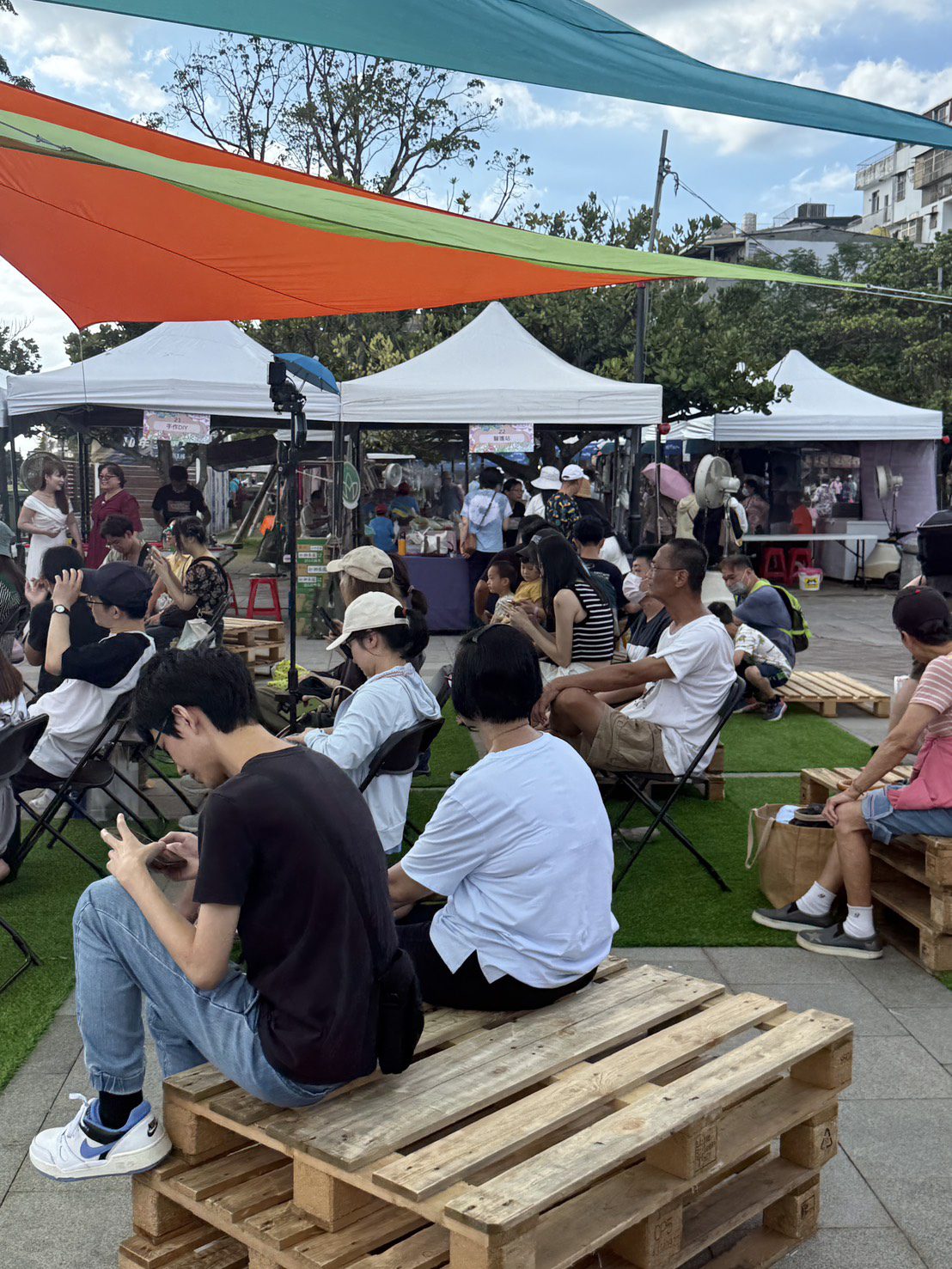 微風徐徐,許多民眾悠閒地坐在主辦單位安排的表演區椅子上聽著歌手演唱,感受最Chill的綠色市集。