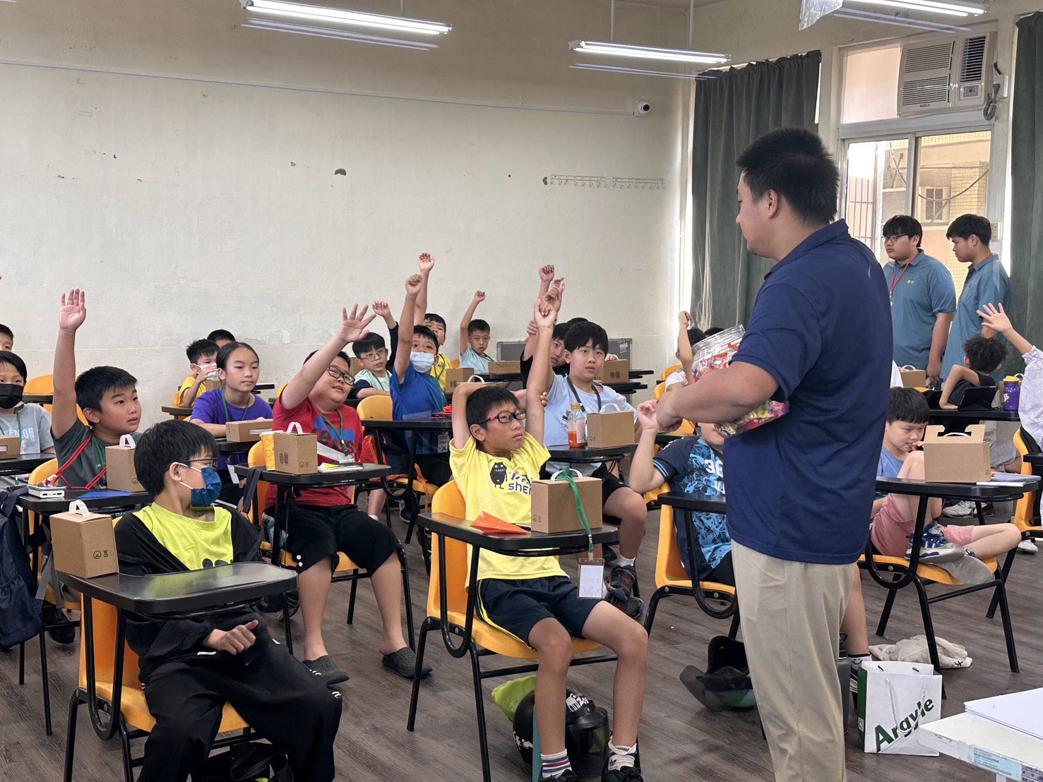 夏令營中教官只要詢問學童有關無人機的知識，學童都紛紛舉手搶答，課程中反應熱烈。