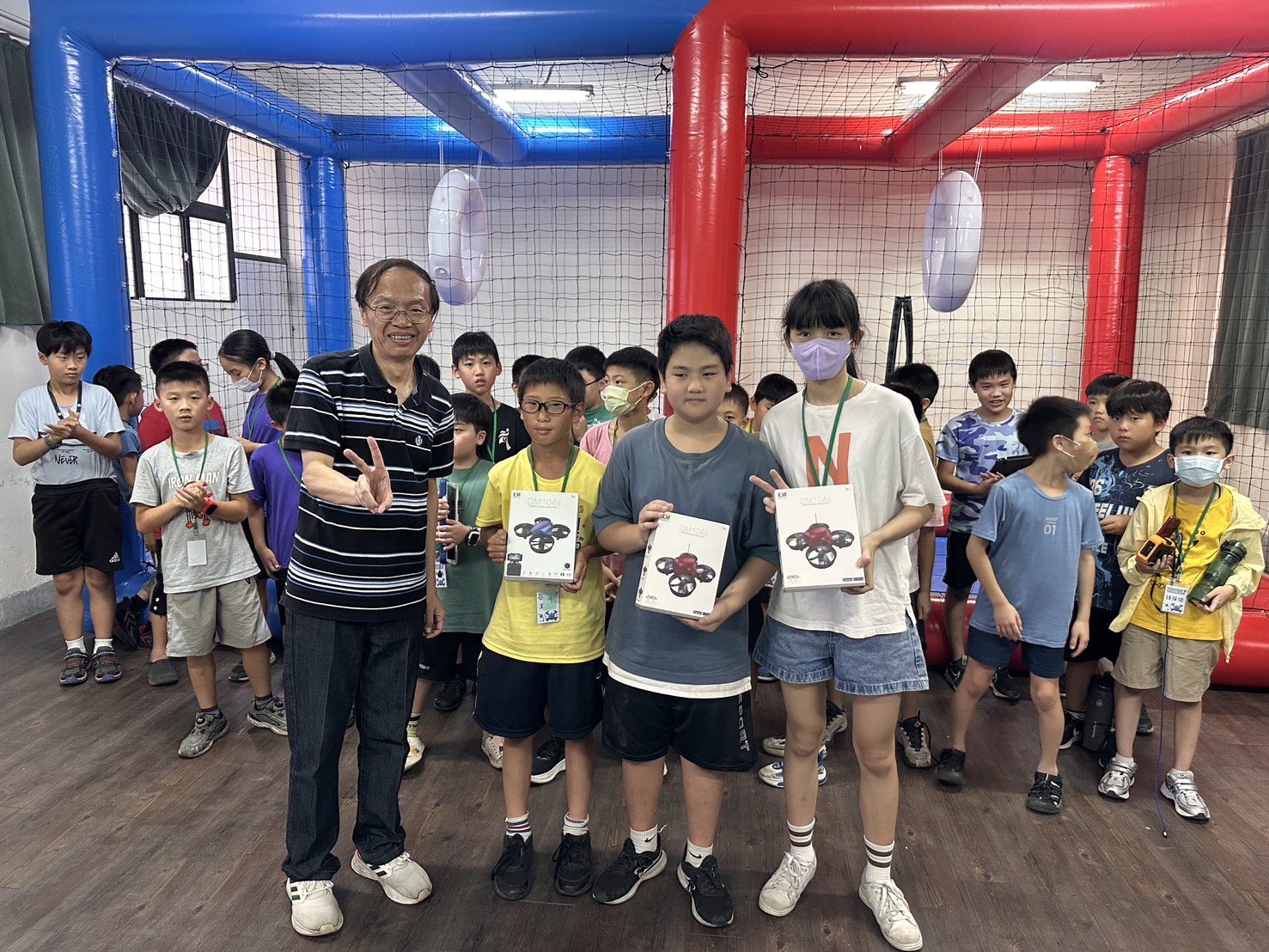 暖暖國小校長彭雪峯(左1) 頒發競賽冠軍隊伍一台無人機作為獎勵。