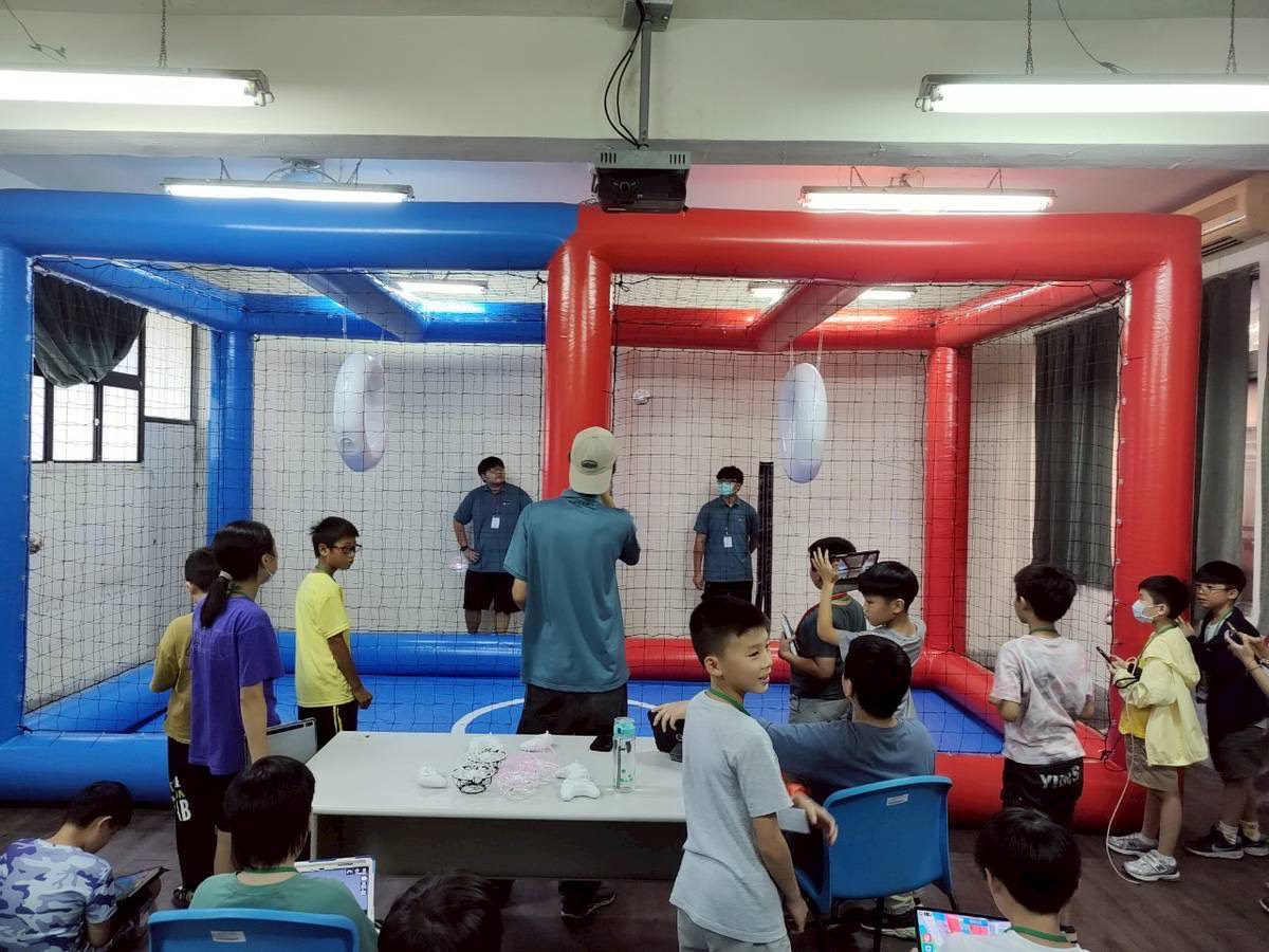 最受學童矚目的「小小飛行員任務挑戰賽」，是以融合「無人機飛行」與「足球競技」兩大元素為核心，必須由學童自行操作分組競技。