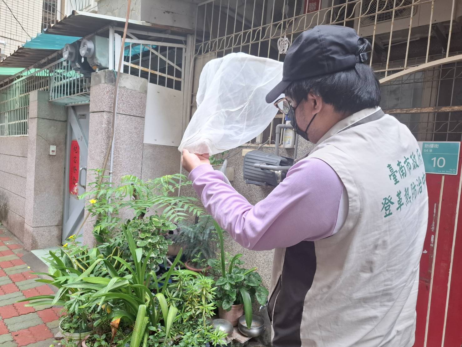 屈公病病例遽增，黄偉哲提醒民眾前往流行地區要做好防蚊措施，出現症狀速就醫，勿拖延 　　