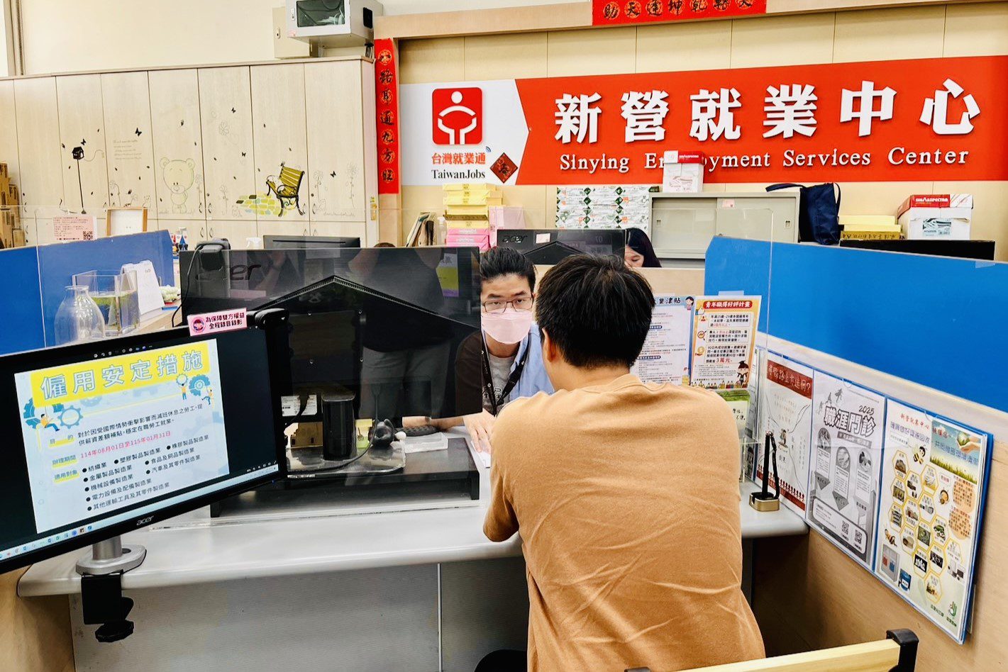 勞動部啟動強化版僱用安定措施 減班休息勞工最高補助7萬2,600元