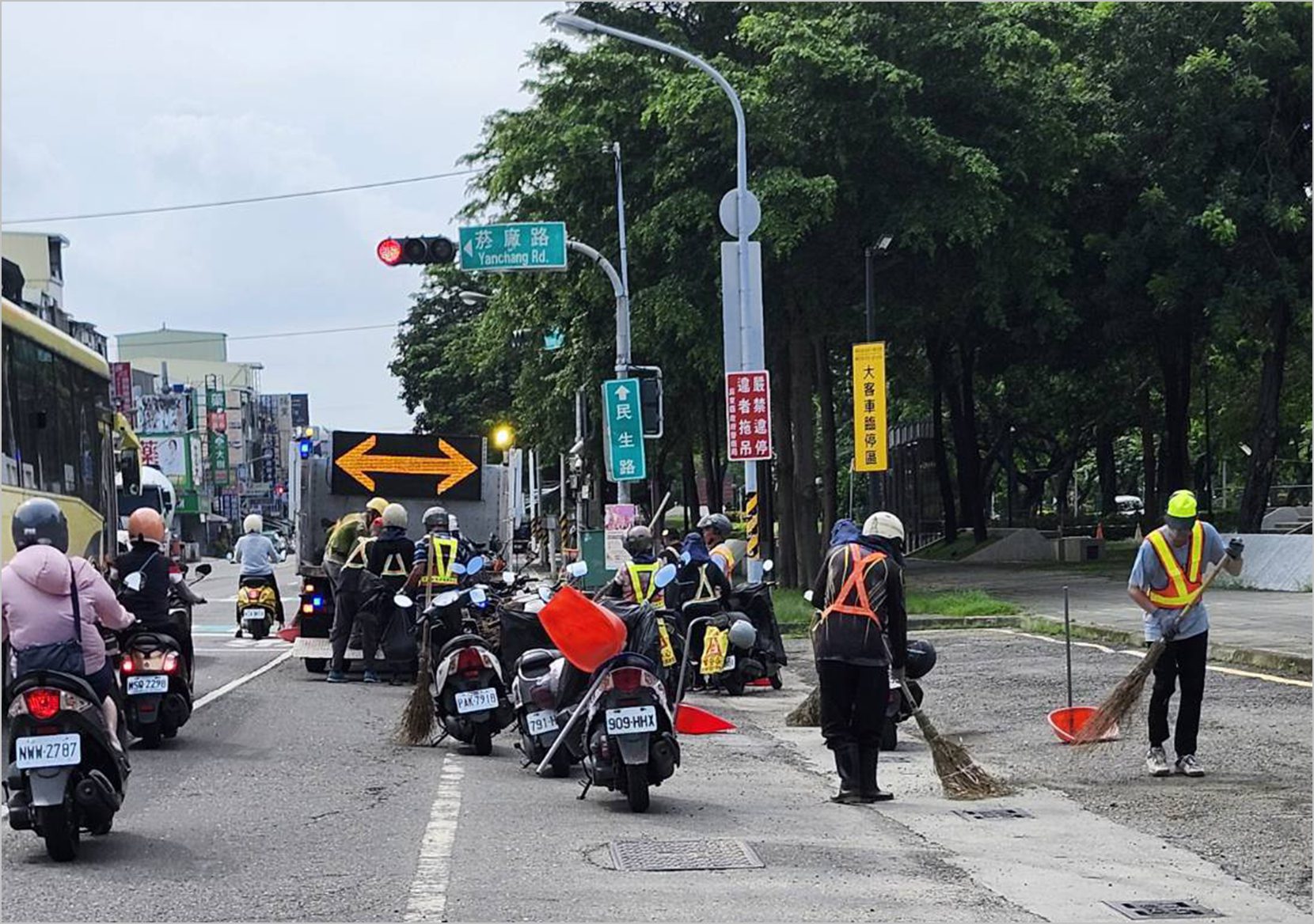 屏東市公所暖心服務！清潔隊主動出擊維護民生路安全　市長周佳琪貼心舉動獲讚譽