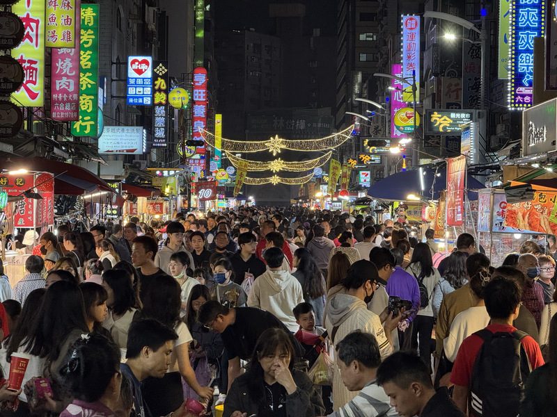 新媒體時代的夜市革命：六合夜市培訓素人拍短片、開直播，說出攤商故事 thumbnail