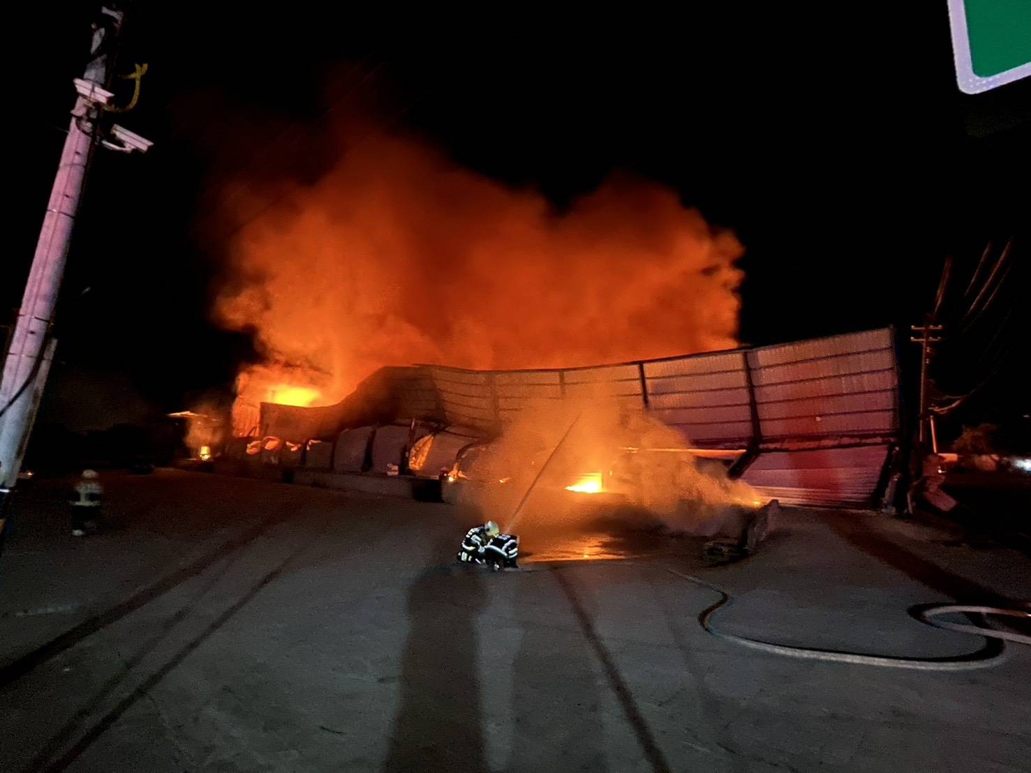 大園區倉儲狂燒8小時 近百名消防漏夜搶救 大園區倉儲狂燒8小時 近百名消防漏夜搶救